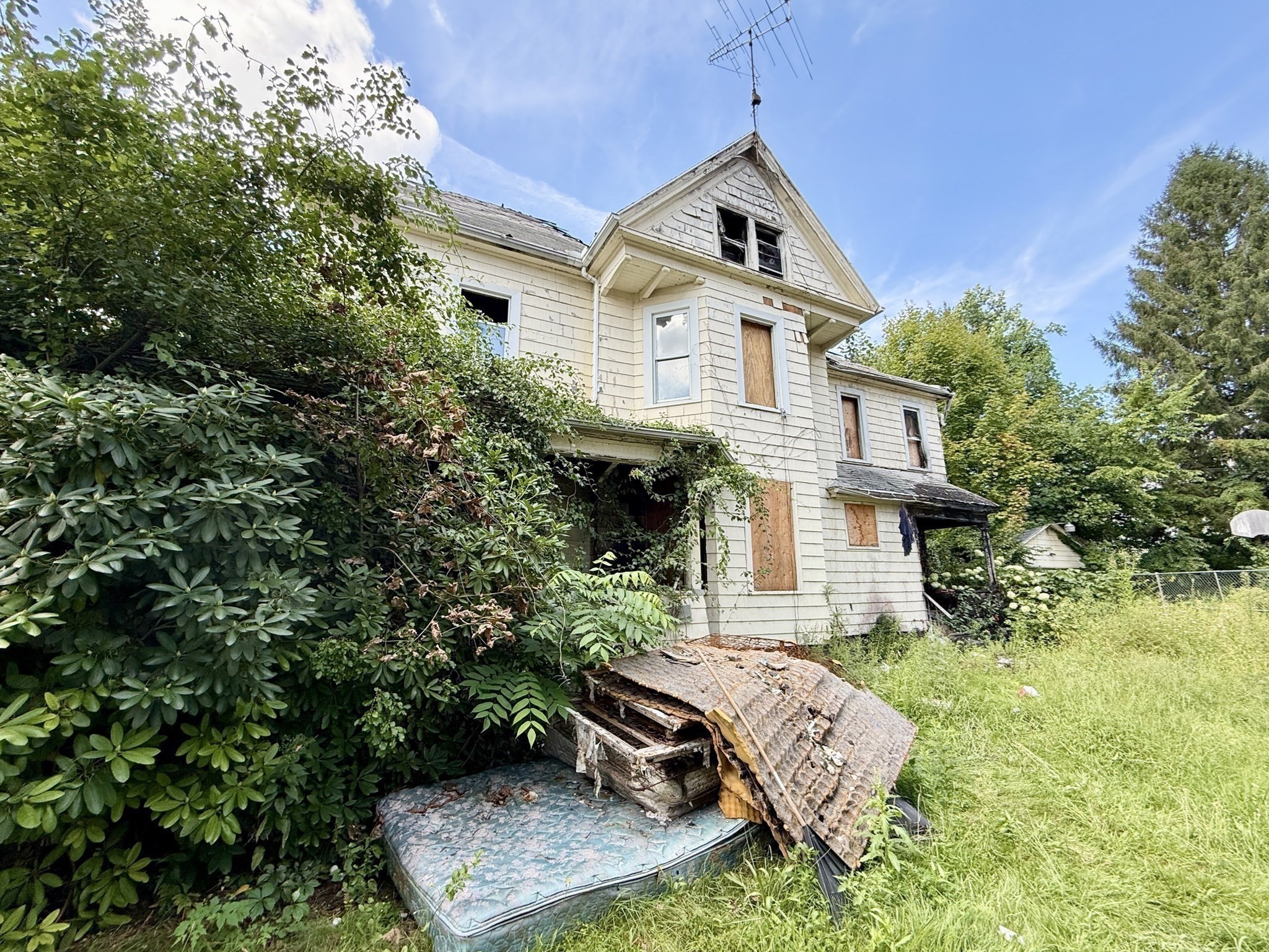 161 Lincoln St Property Photo 4