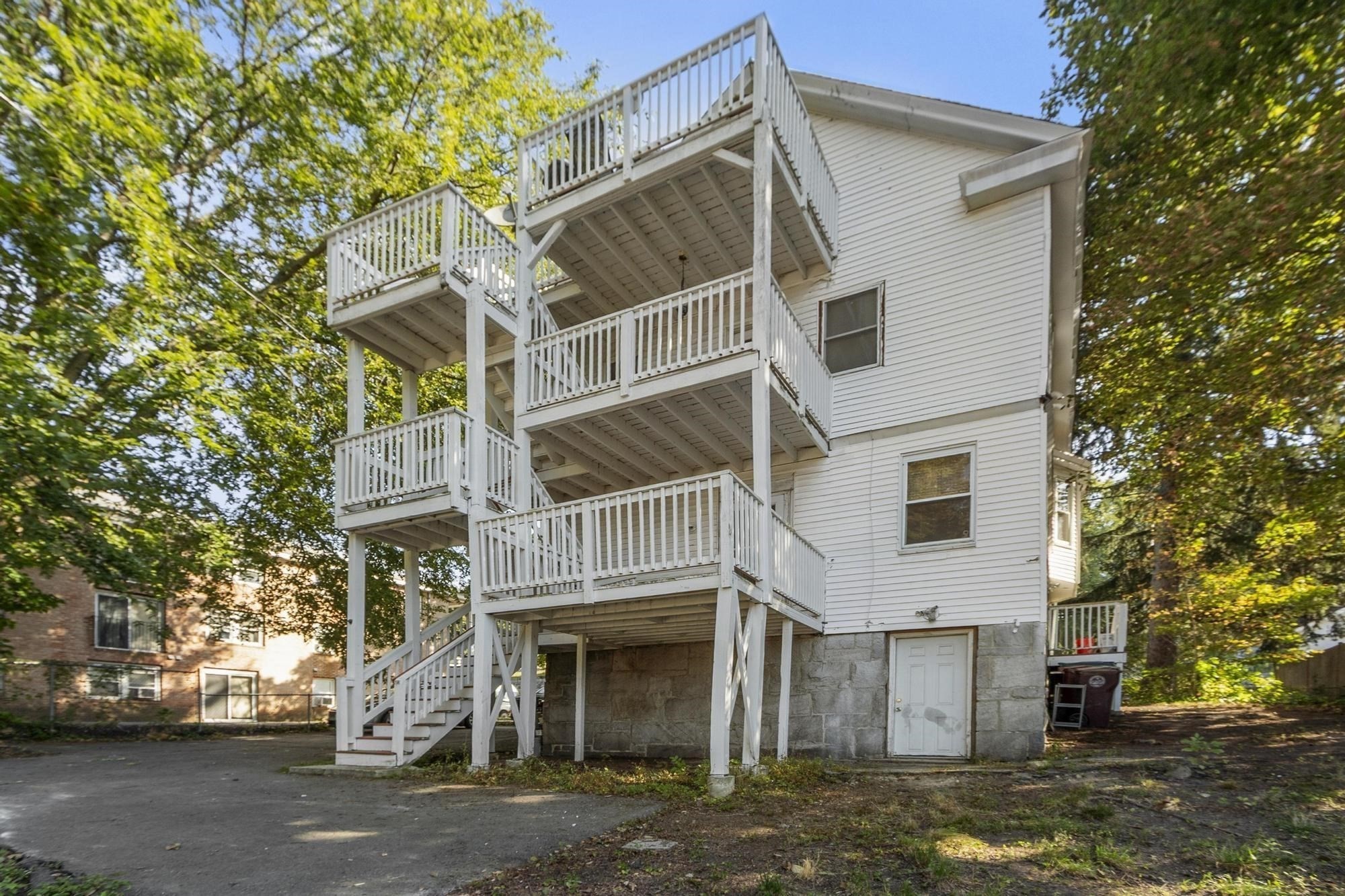 305 Nesmith St Property Photo 36