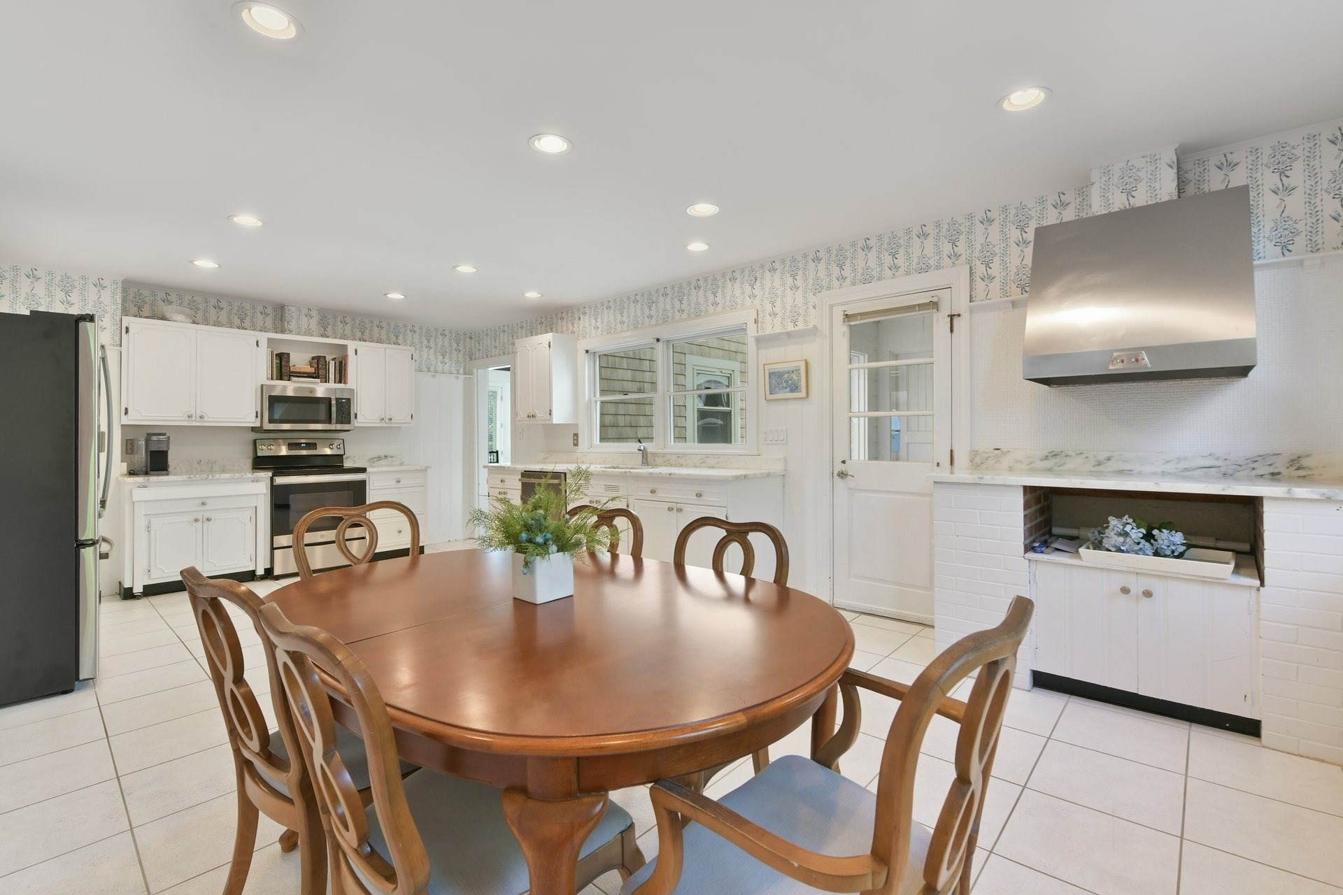 172 Irving Avenue Property Photo 23