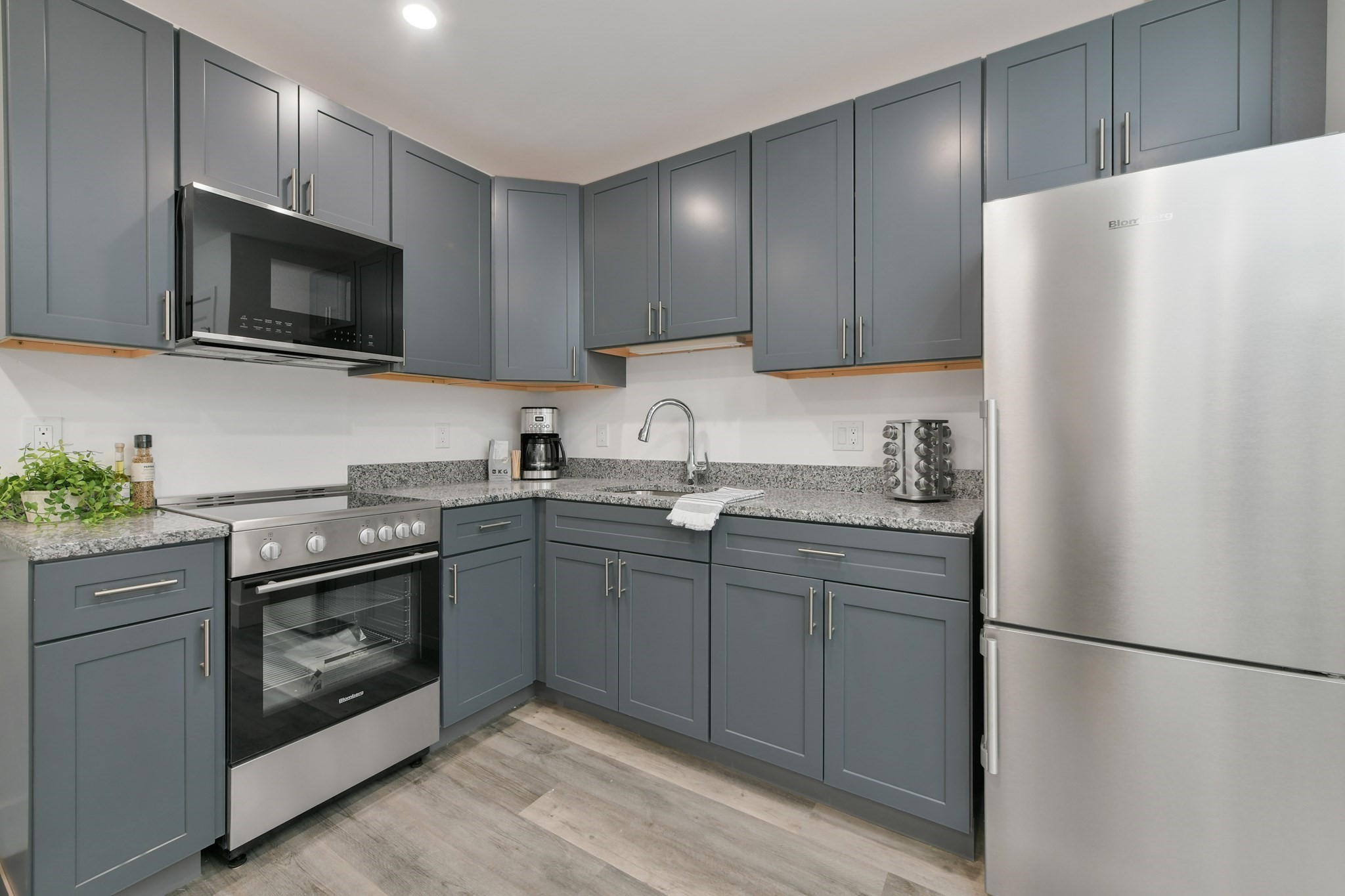585 Essex St # 519 Property Photo 1