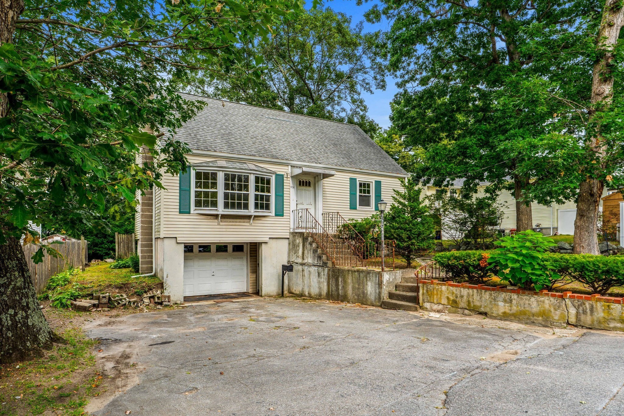 906 Boston Rd Property Photo 1