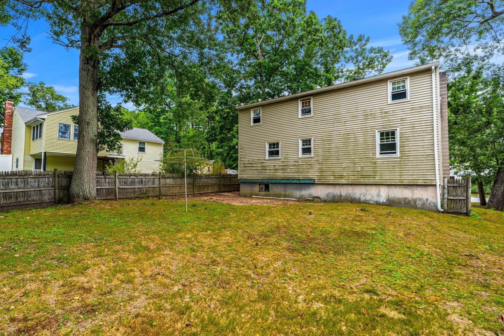 906 Boston Rd Property Photo 3