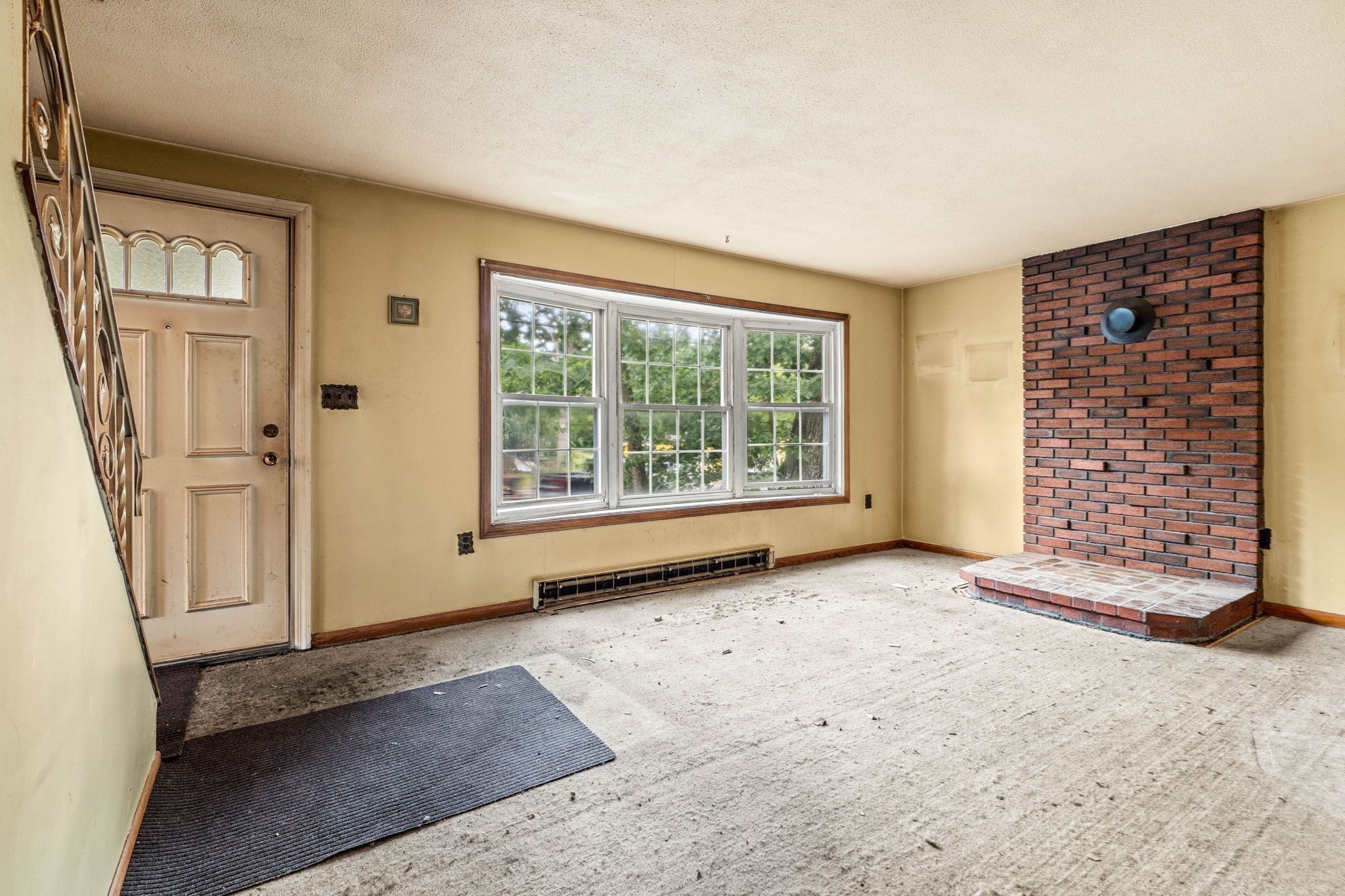 906 Boston Rd Property Photo 5