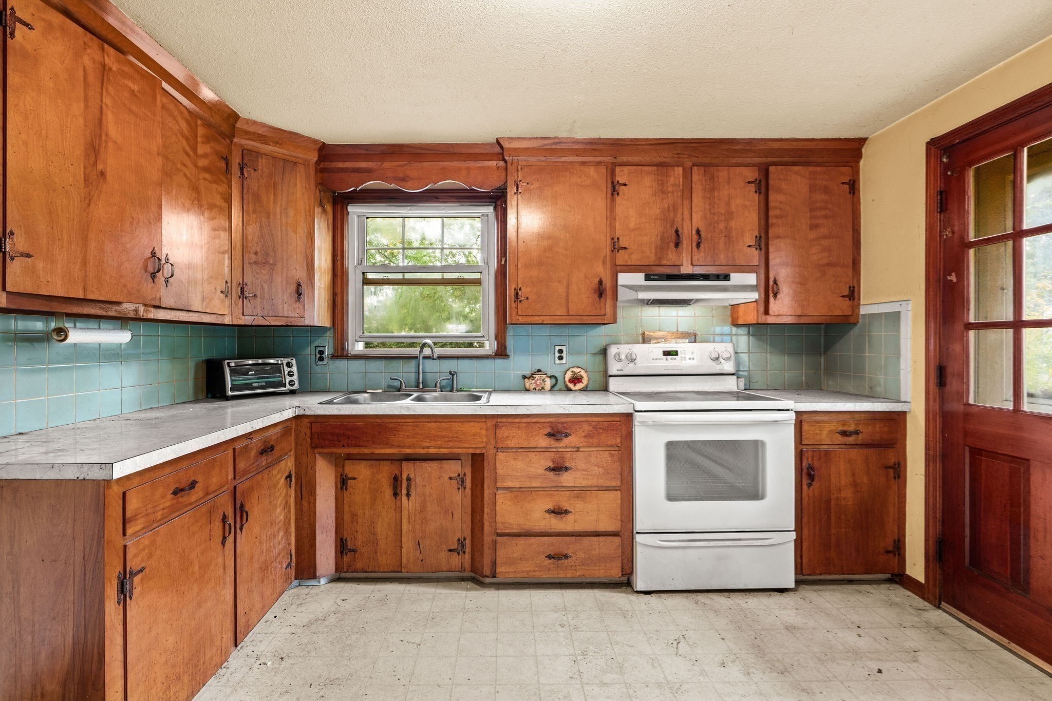 906 Boston Rd Property Photo 11