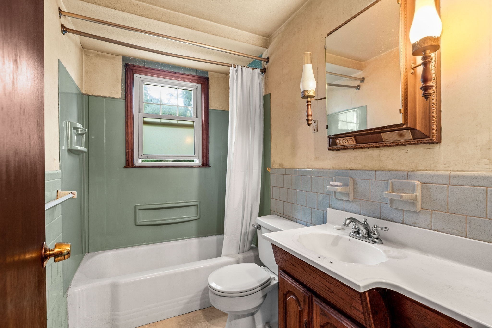 906 Boston Rd Property Photo 13