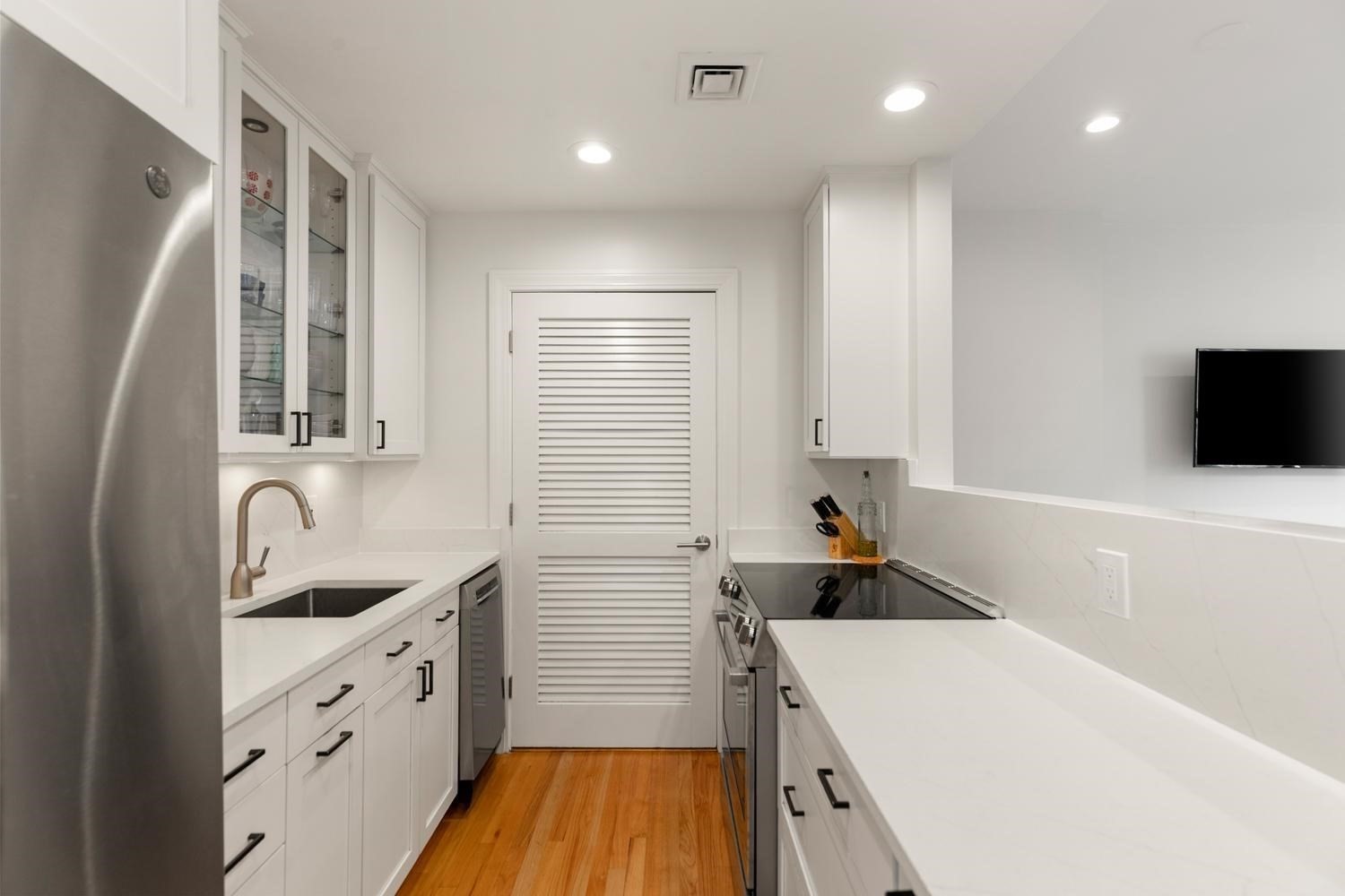 45 Saint Botolph Street # 204 Property Photo 6
