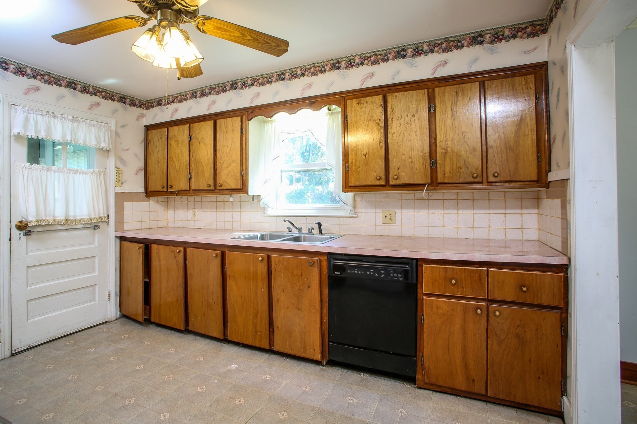 421 Elm St Property Photo 6