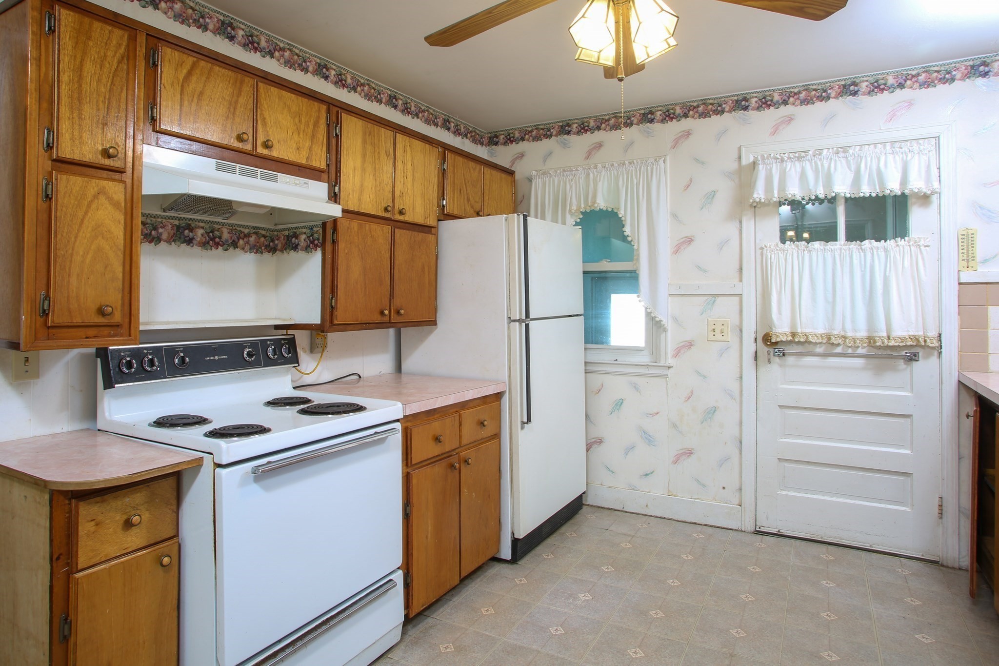 421 Elm St Property Photo 7