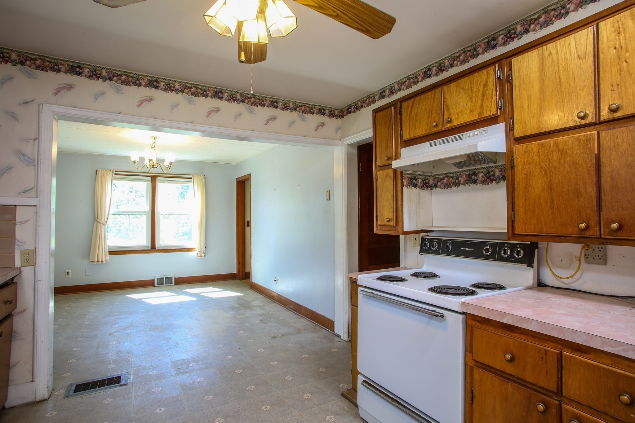 421 Elm St Property Photo 8