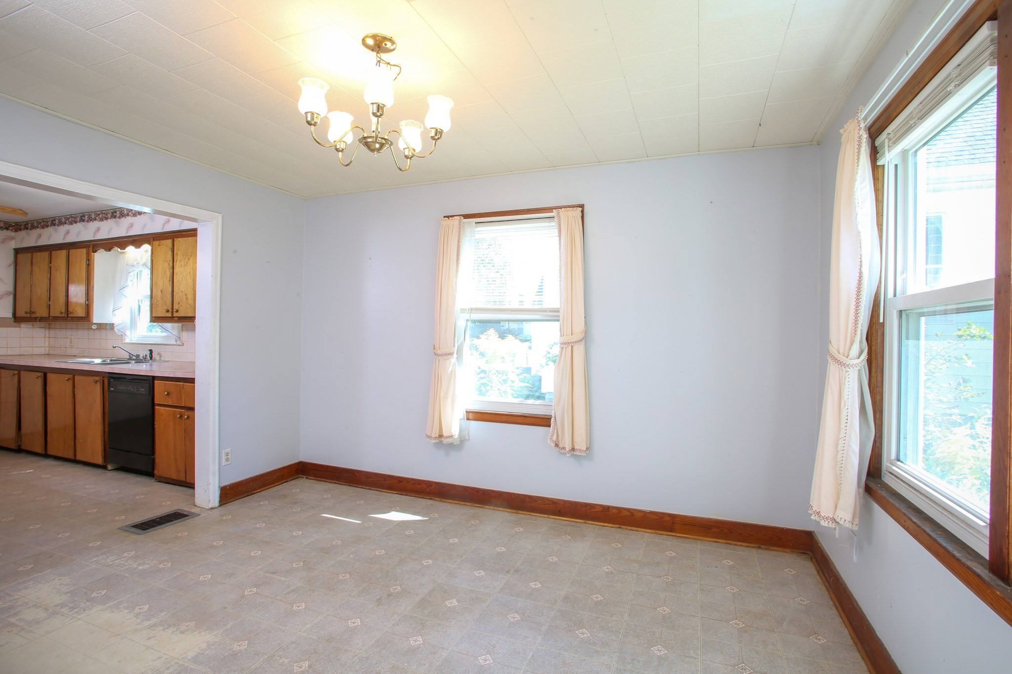 421 Elm St Property Photo 9
