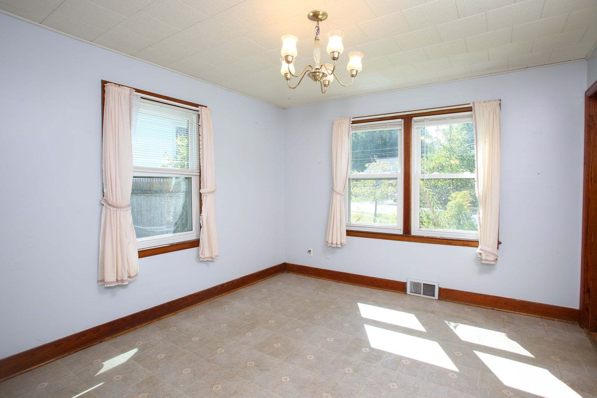 421 Elm St Property Photo 10