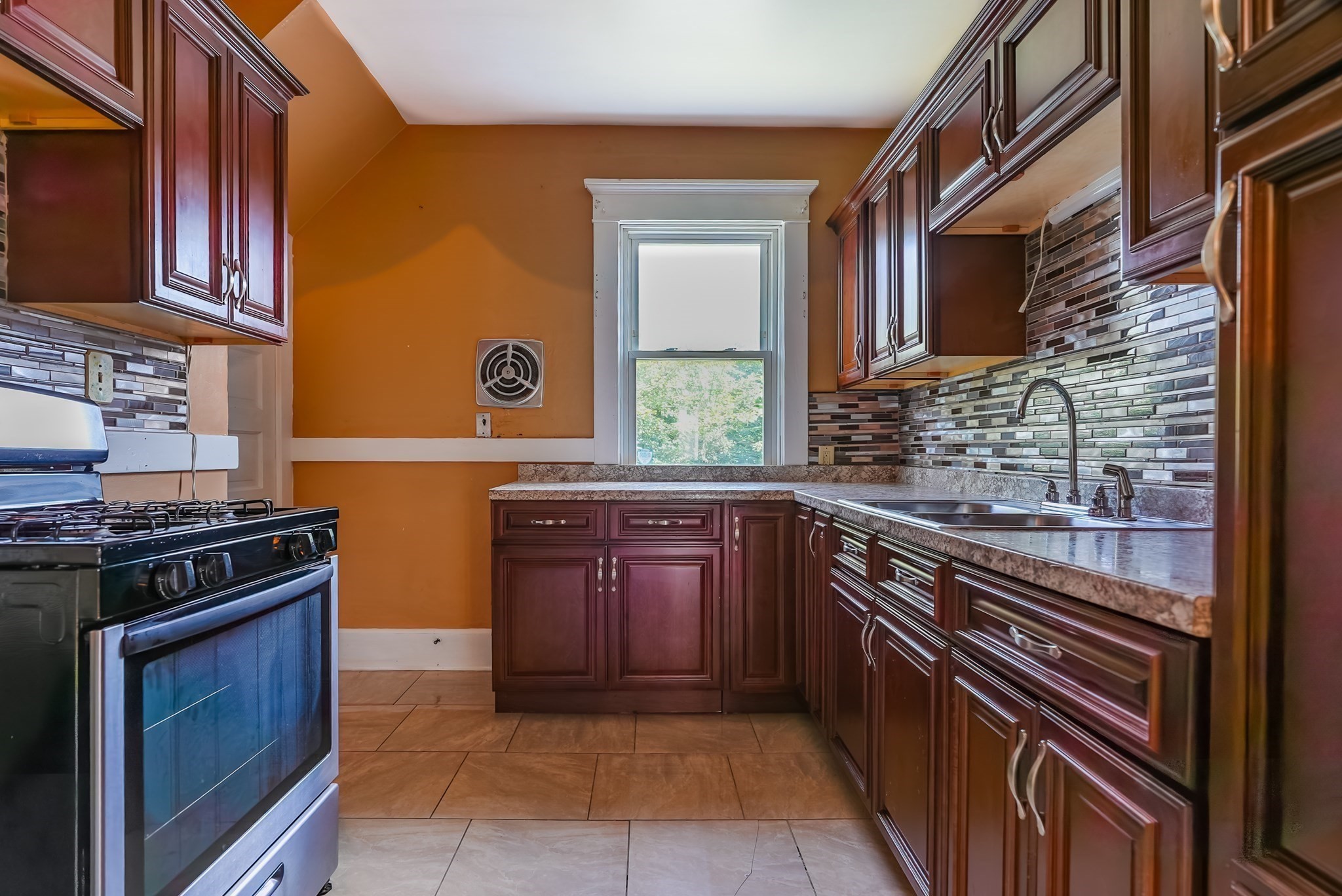 228 Brook St Property Photo 4