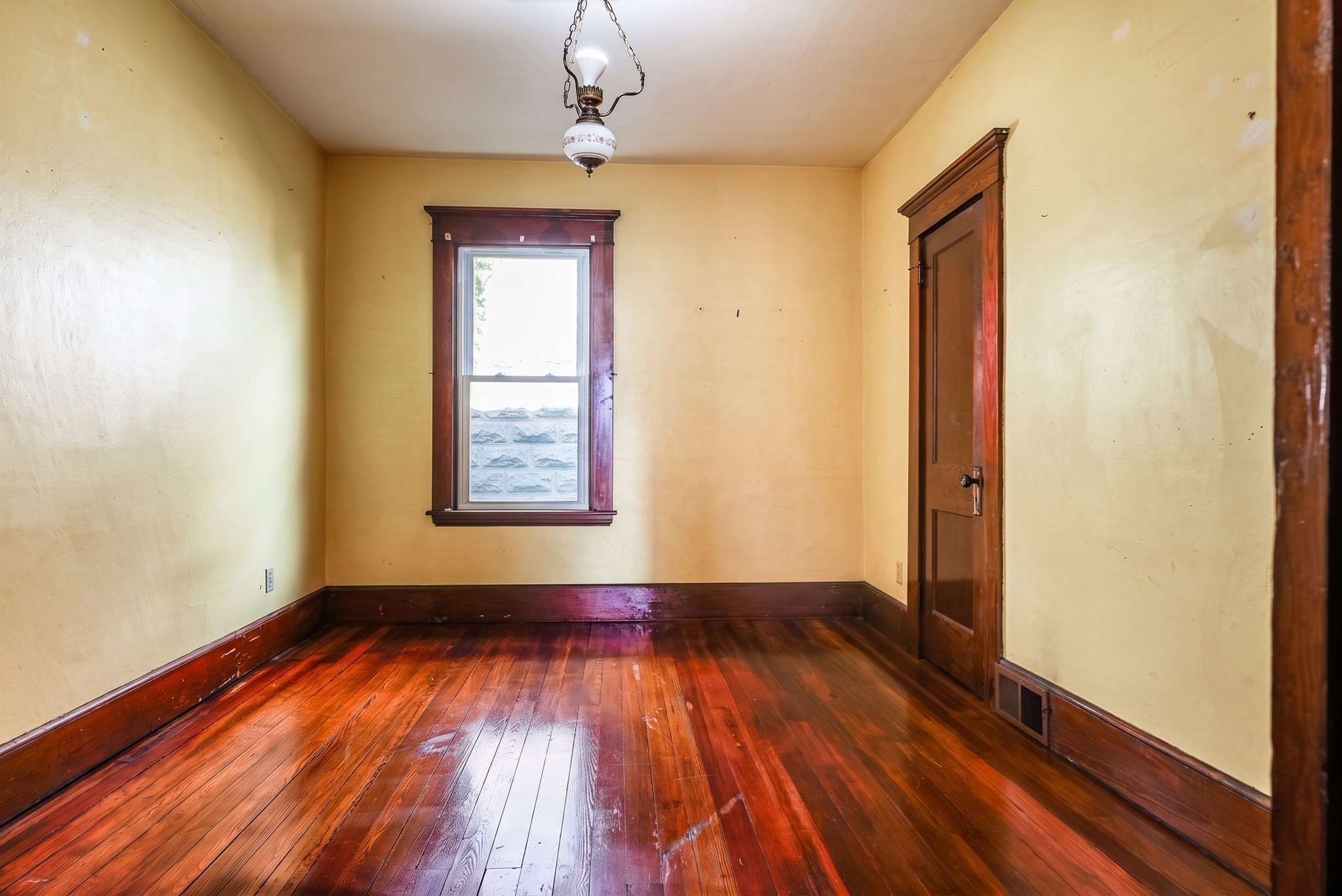 228 Brook St Property Photo 7