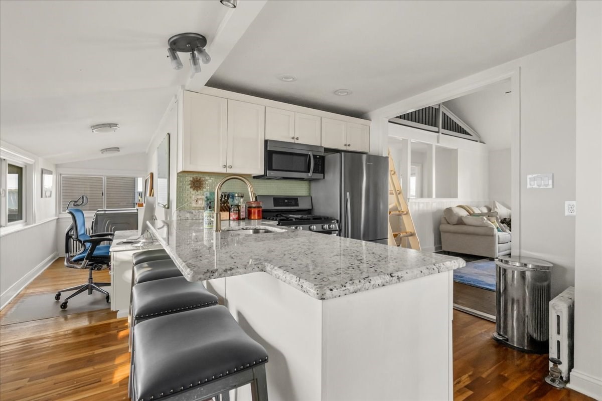 6 Roosevelt Ave Property Photo 8