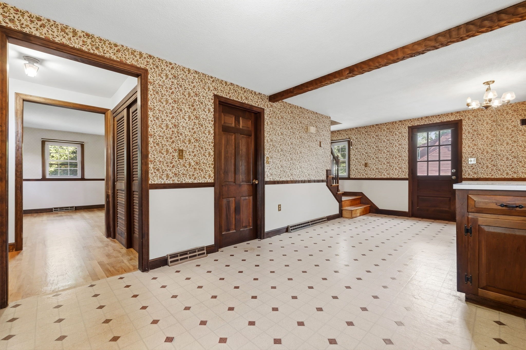 250 E. Lothrop Street Property Photo 6