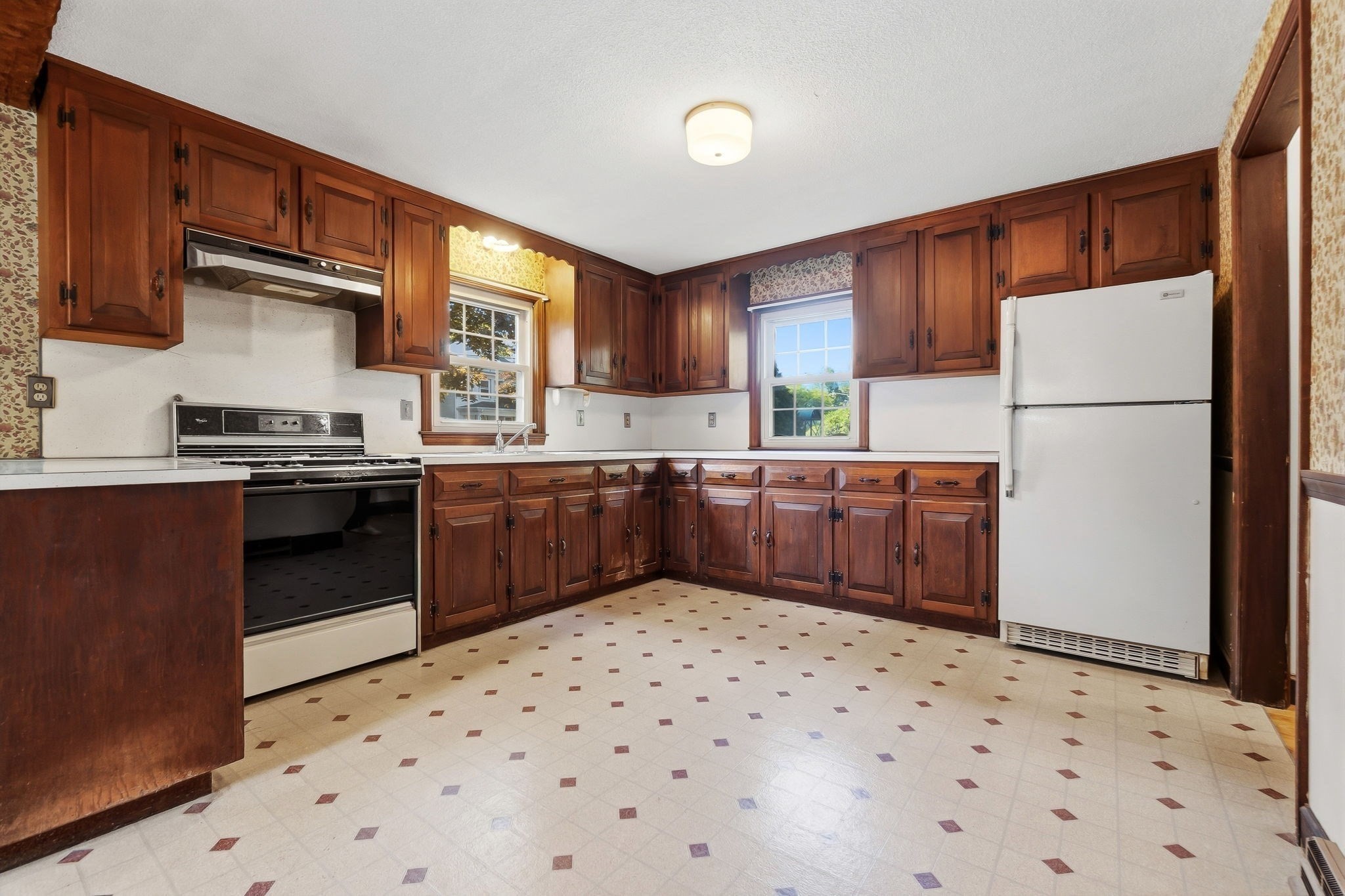 250 E. Lothrop Street Property Photo 7