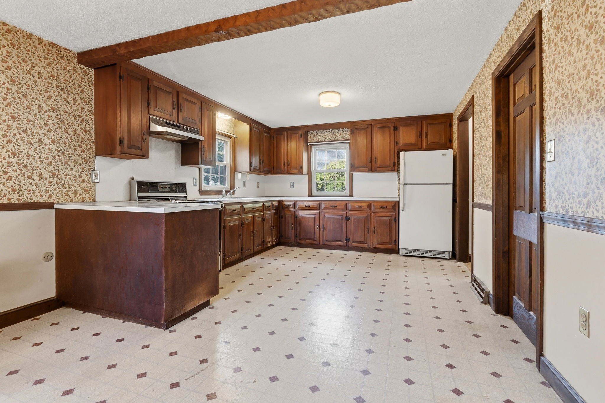 250 E. Lothrop Street Property Photo 8