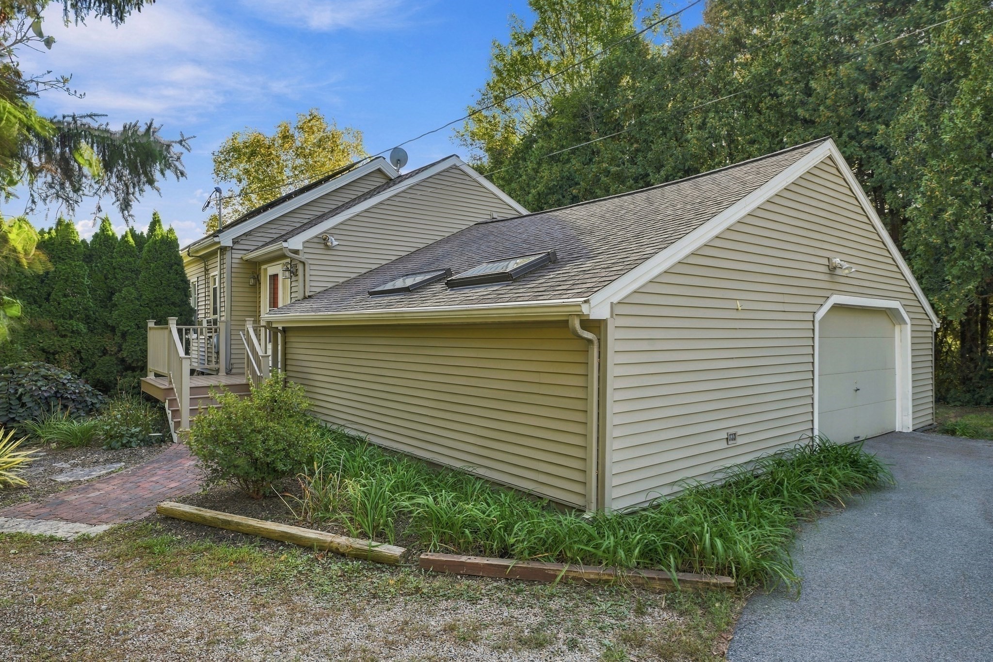 185 Sutton Ave Property Photo 35