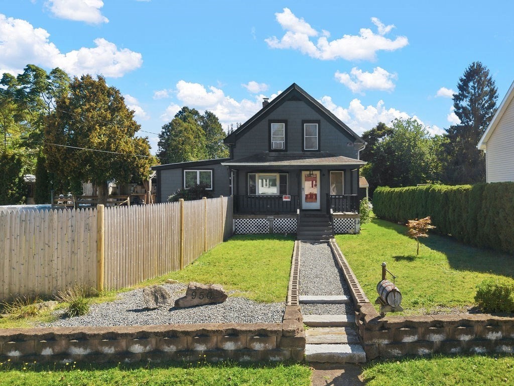 950 Glen St Property Photo 1