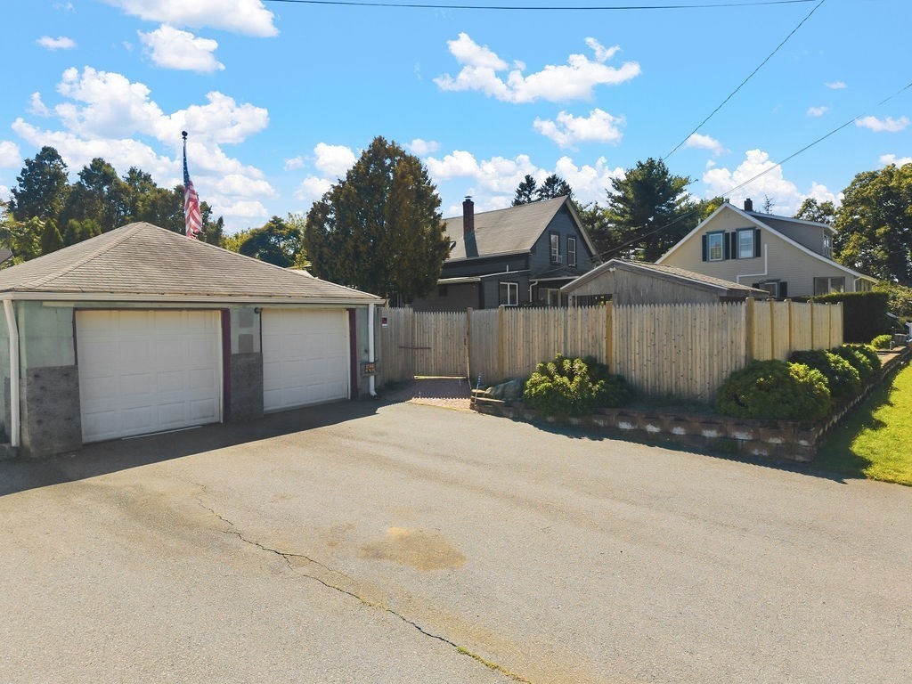 950 Glen St Property Photo 2