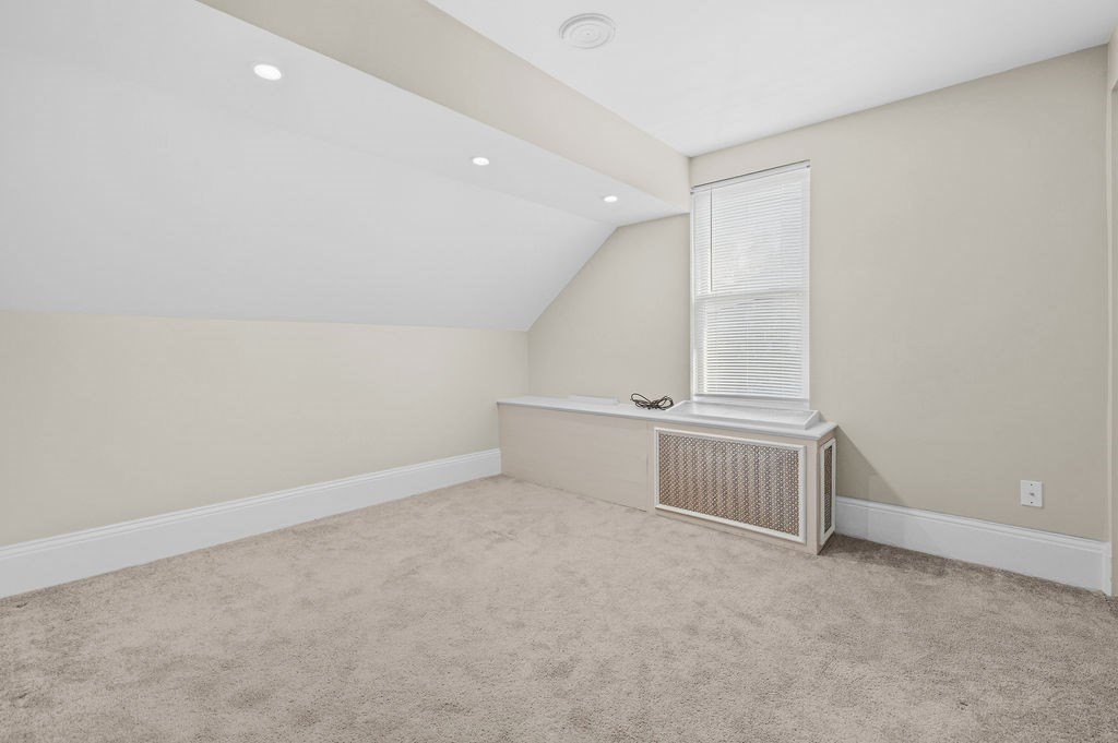 950 Glen St Property Photo 29