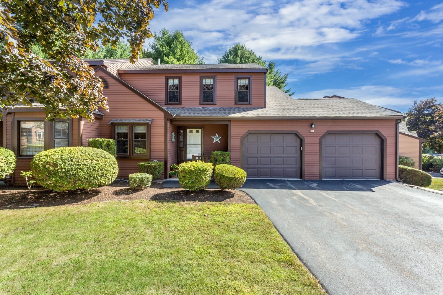 22 Hawthorne Vlg # D Property Photo 1