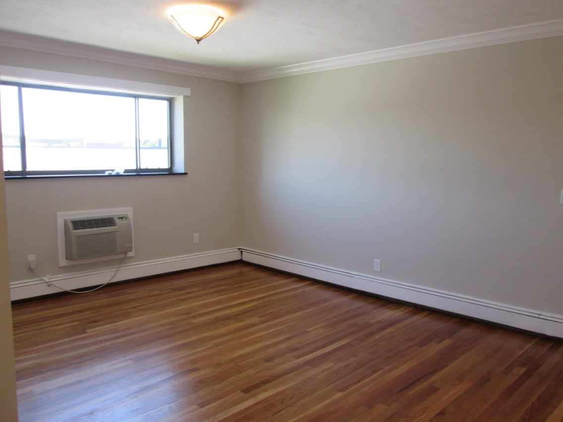 8r Riverside Street # 3 Property Photo 5
