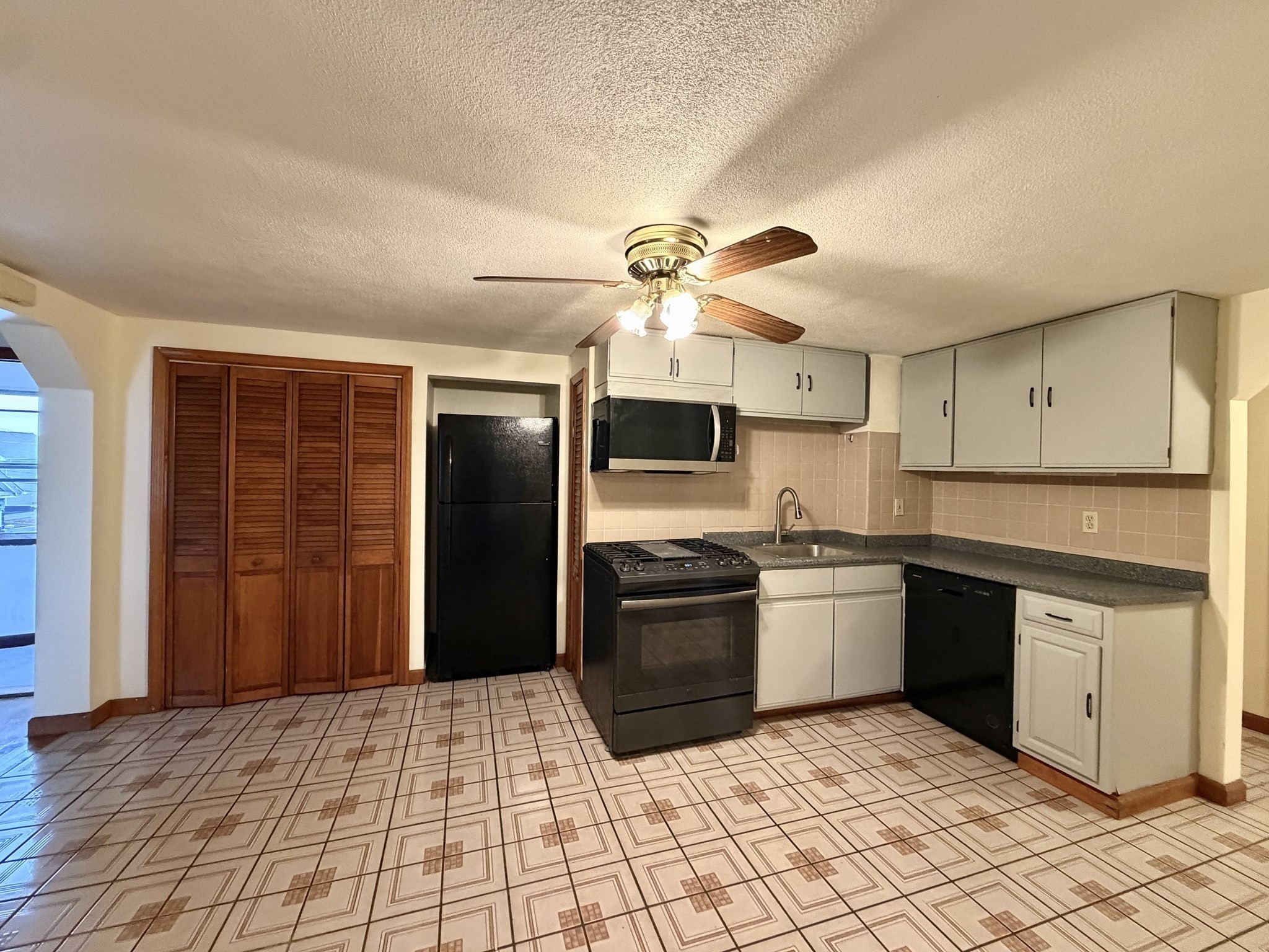 11 Jefferson St # 3 Property Photo 1
