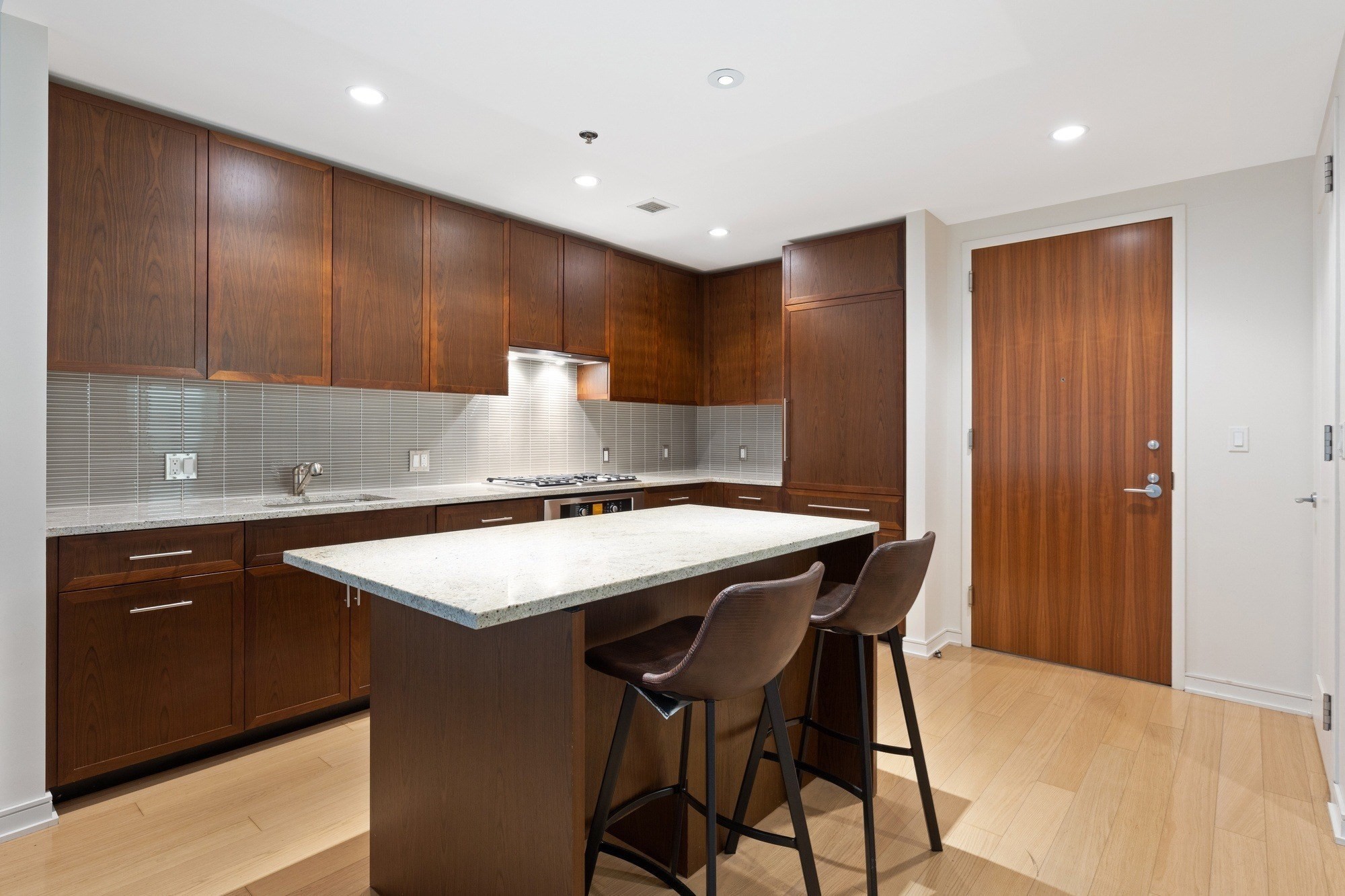 580 Washington # 204 Property Photo 3