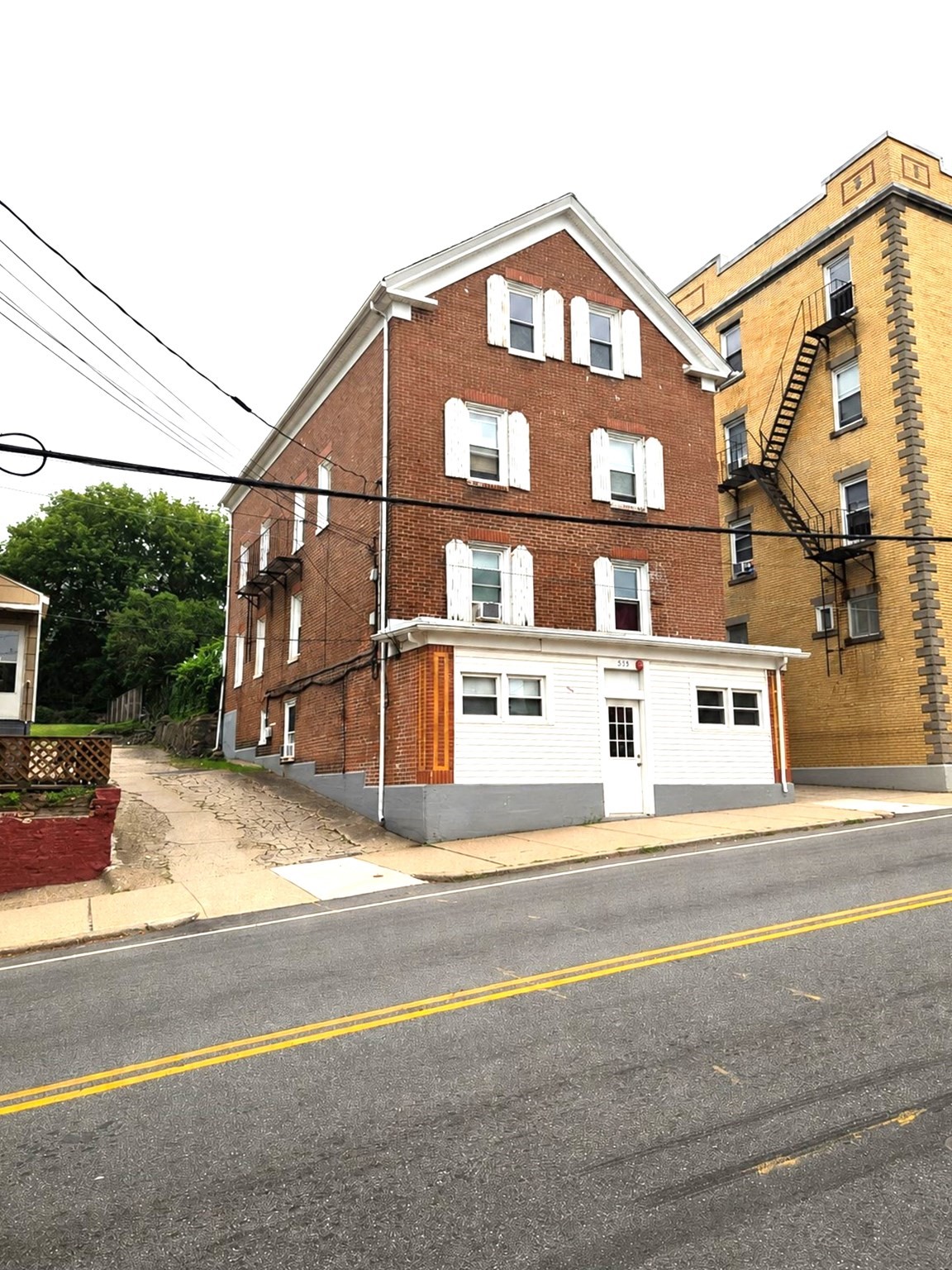 558 East School St Property Photo 1