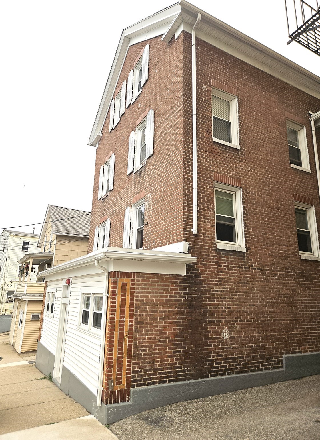 558 East School St Property Photo 2