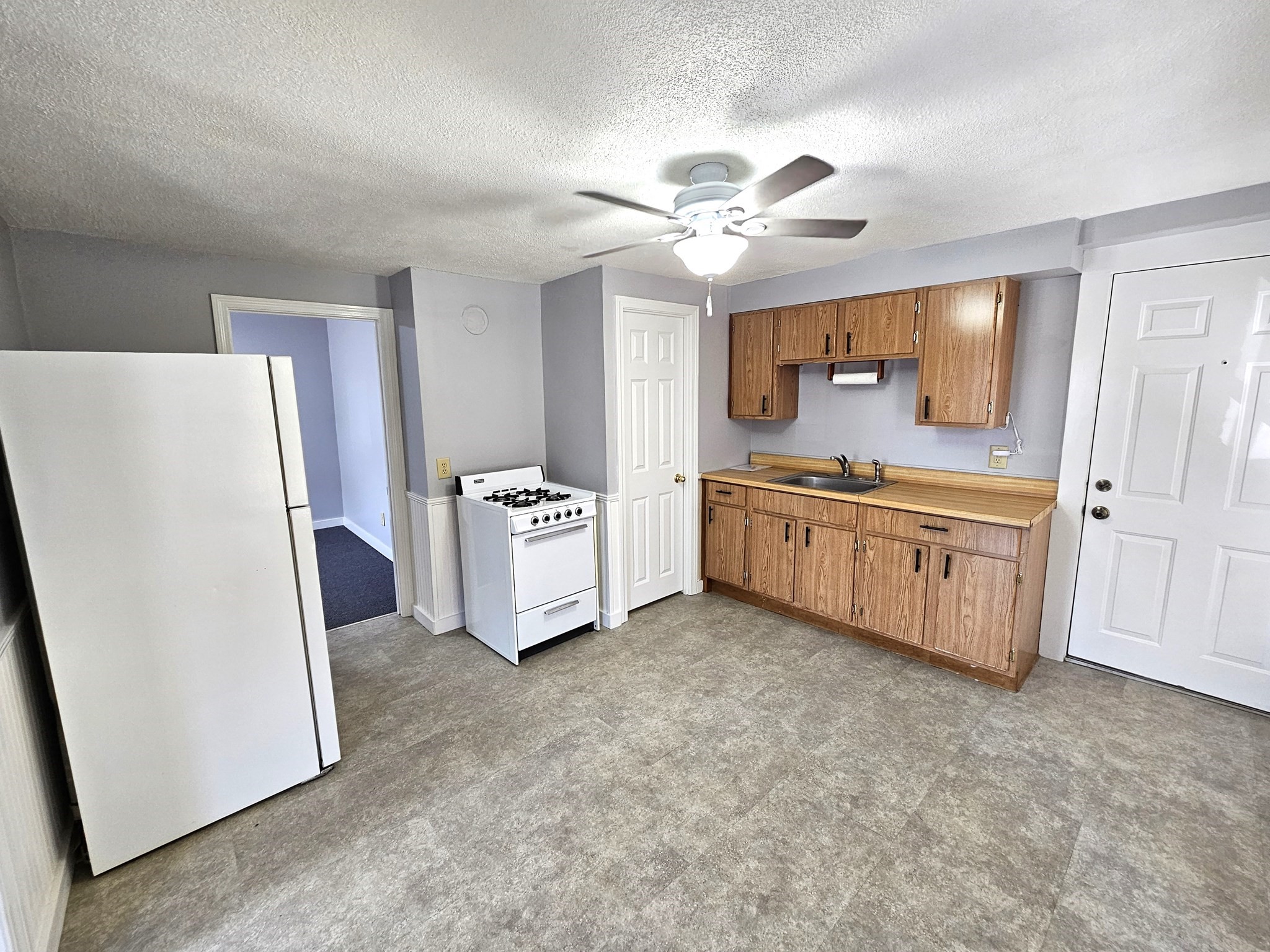 558 East School St Property Photo 11
