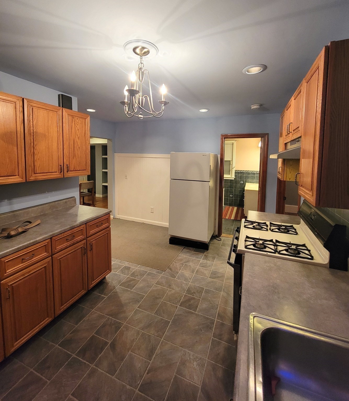 185 Dracut St Property Photo 4