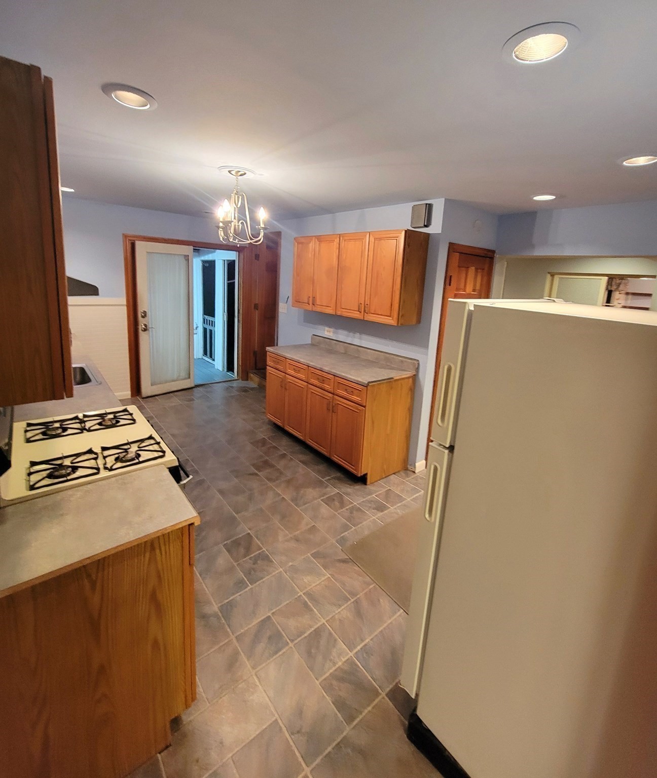 185 Dracut St Property Photo 6