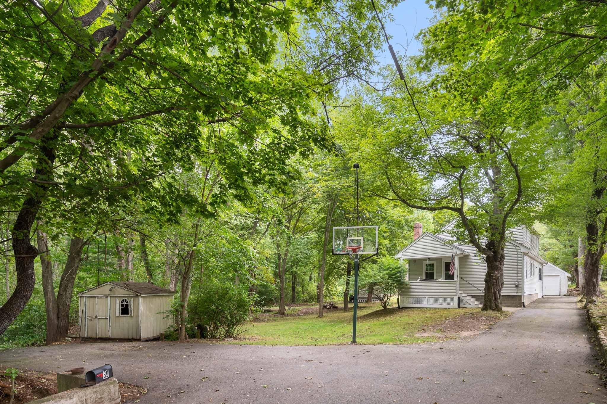 39 Montrose Ave Property Photo 3