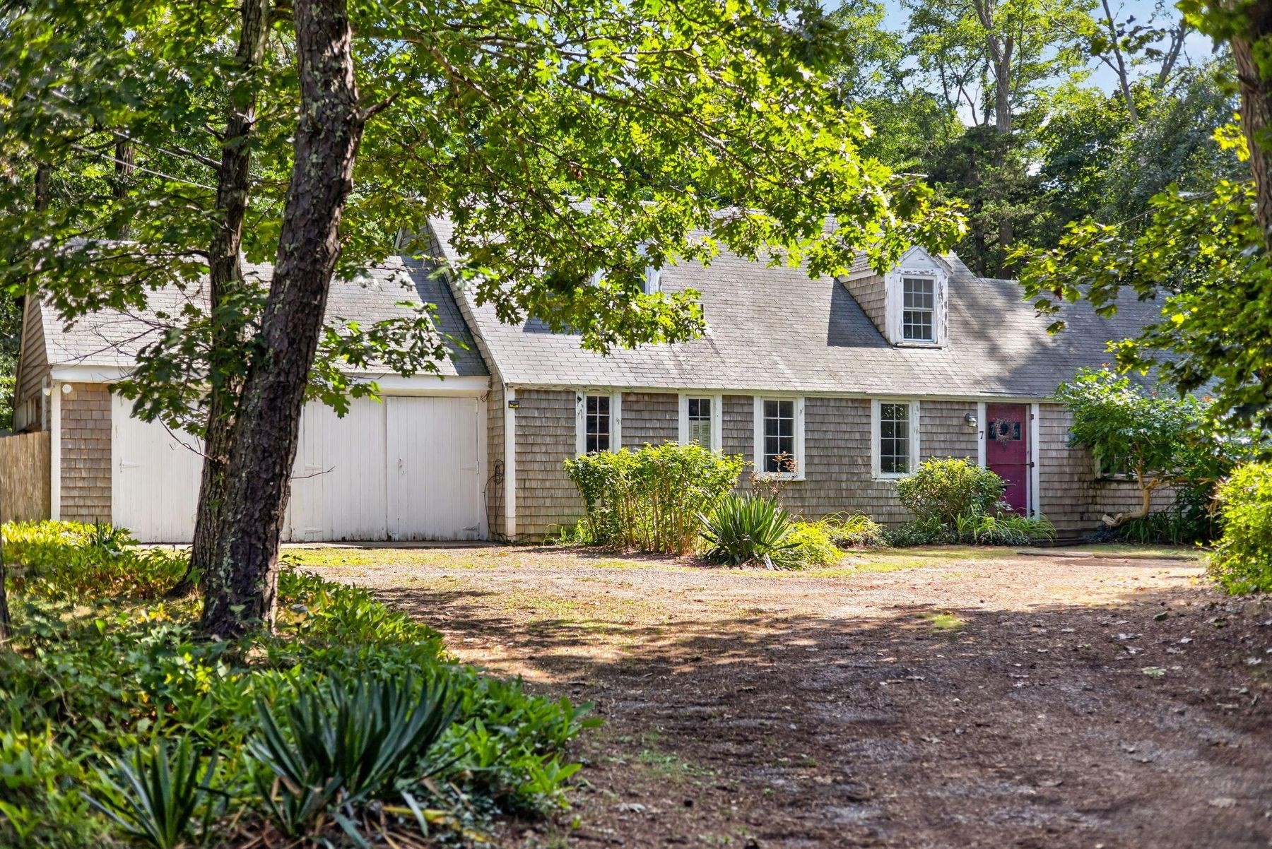 7 Carmen Ln Property Photo 1