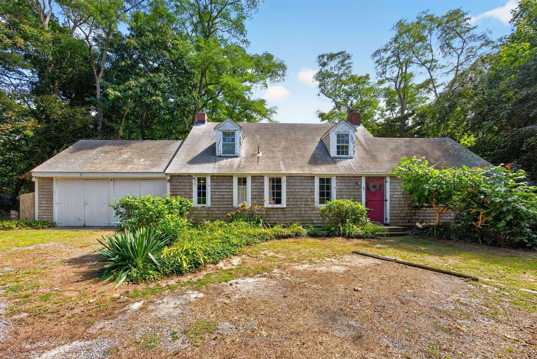 7 Carmen Ln Property Photo 2