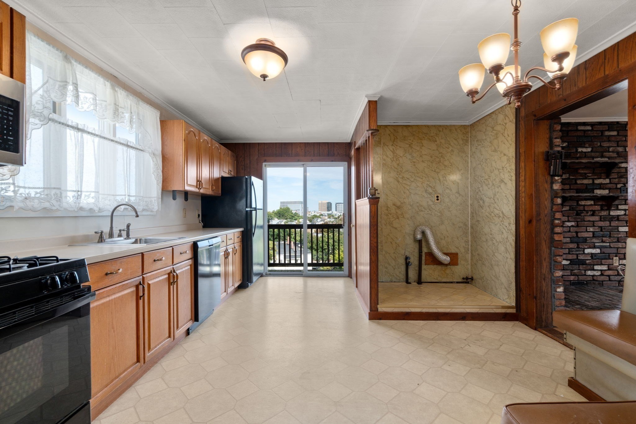 273 Medford St Property Photo 3