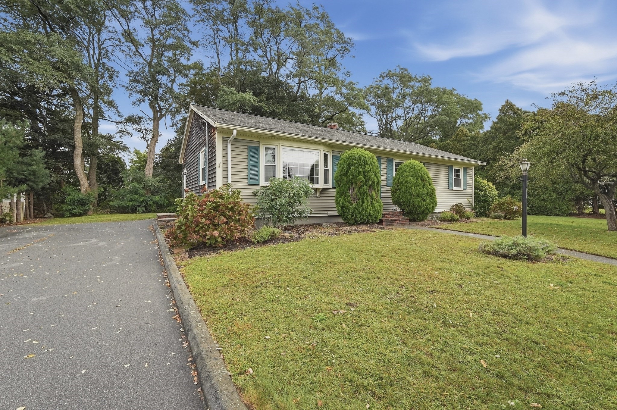 6 Lincoln Dr Property Photo 2
