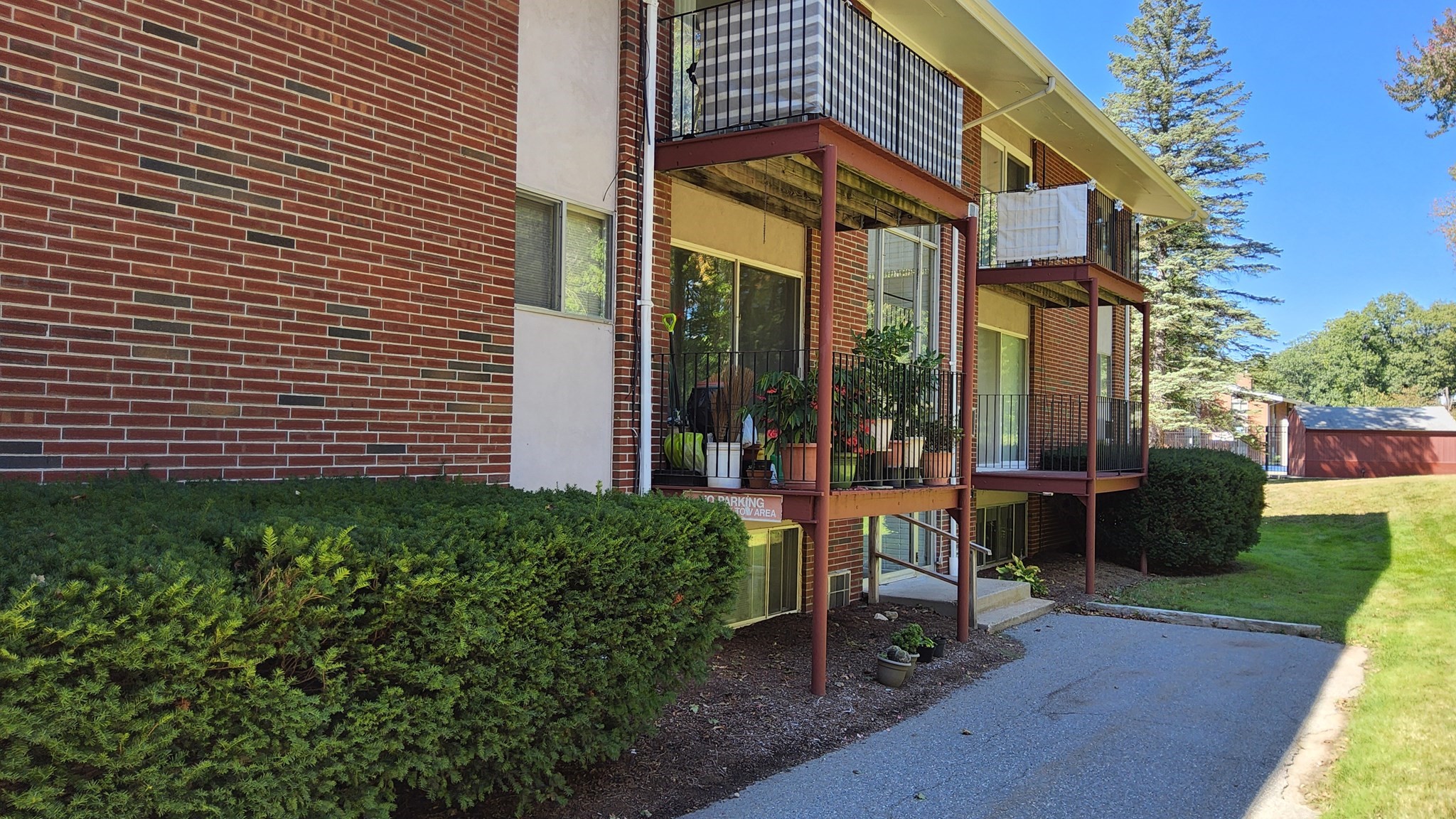 9 Longwood Dr # 4 Property Photo 1