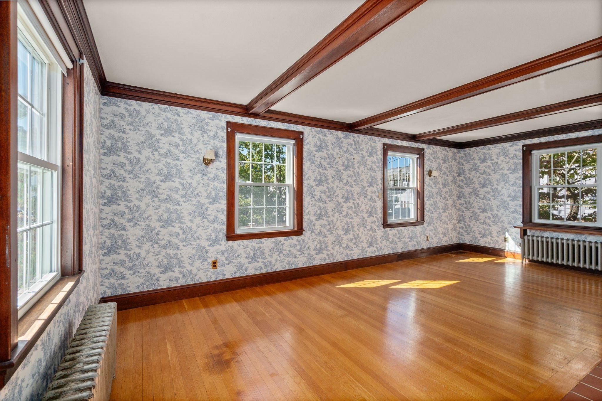 61 Tesla Ave Property Photo 5