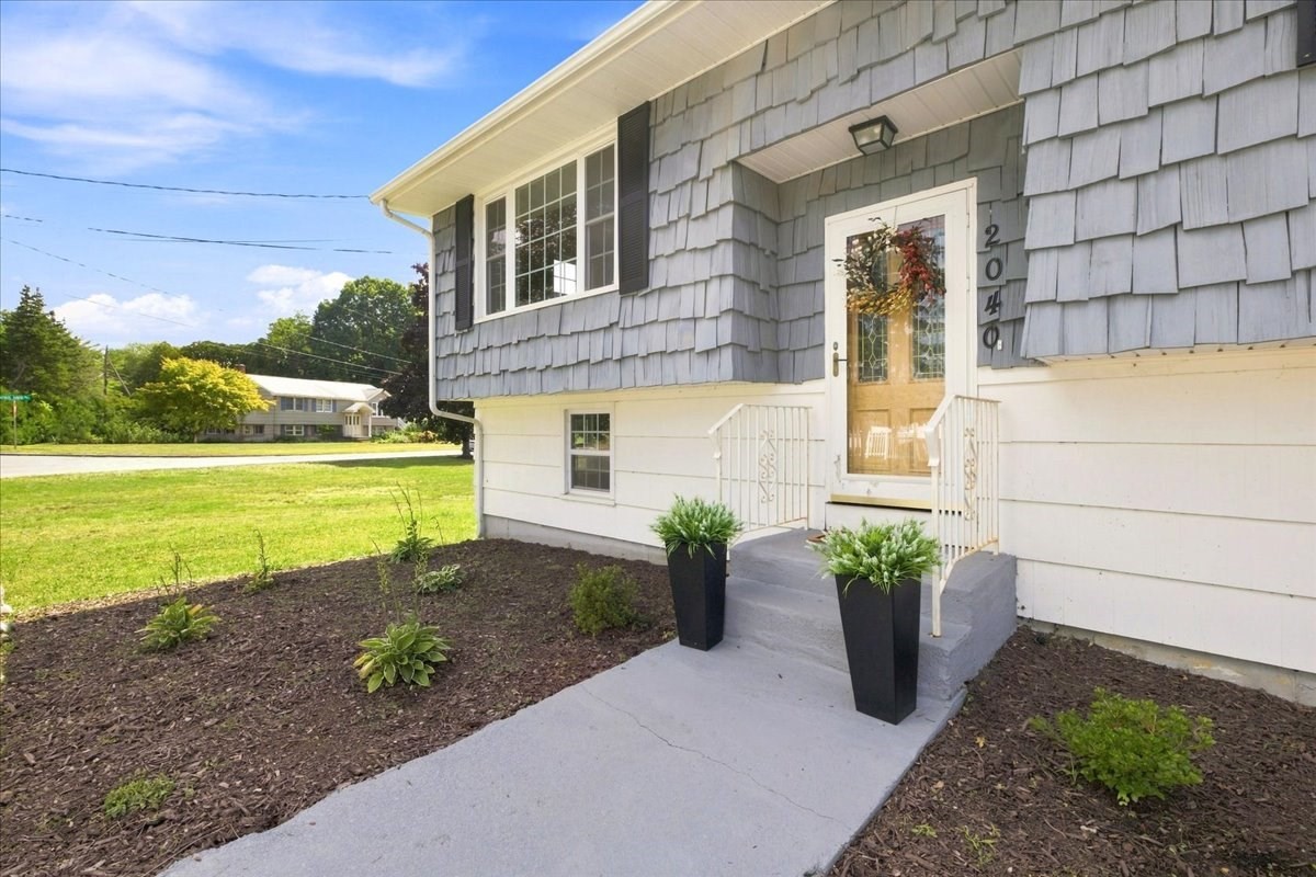 2040 Central St Property Photo 3