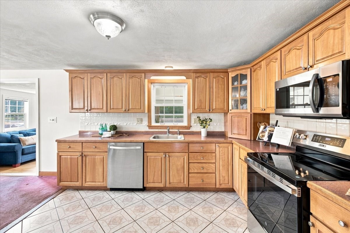 2040 Central St Property Photo 11