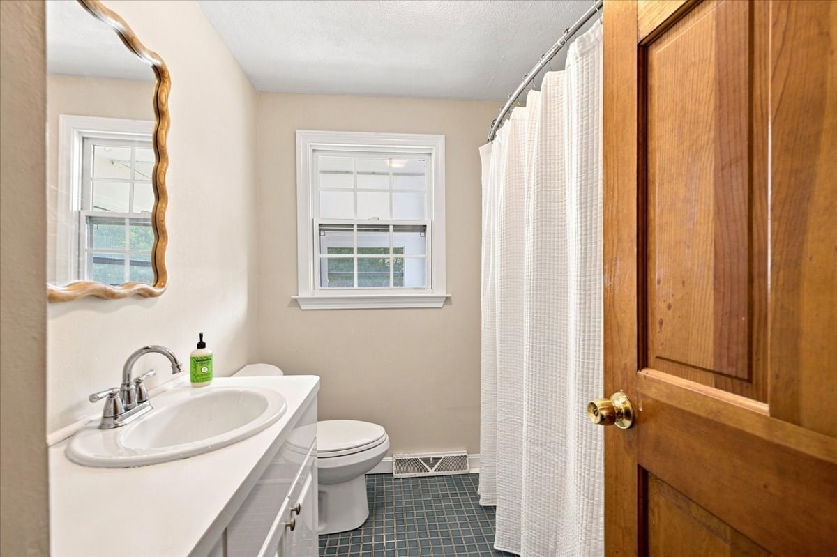 2040 Central St Property Photo 23