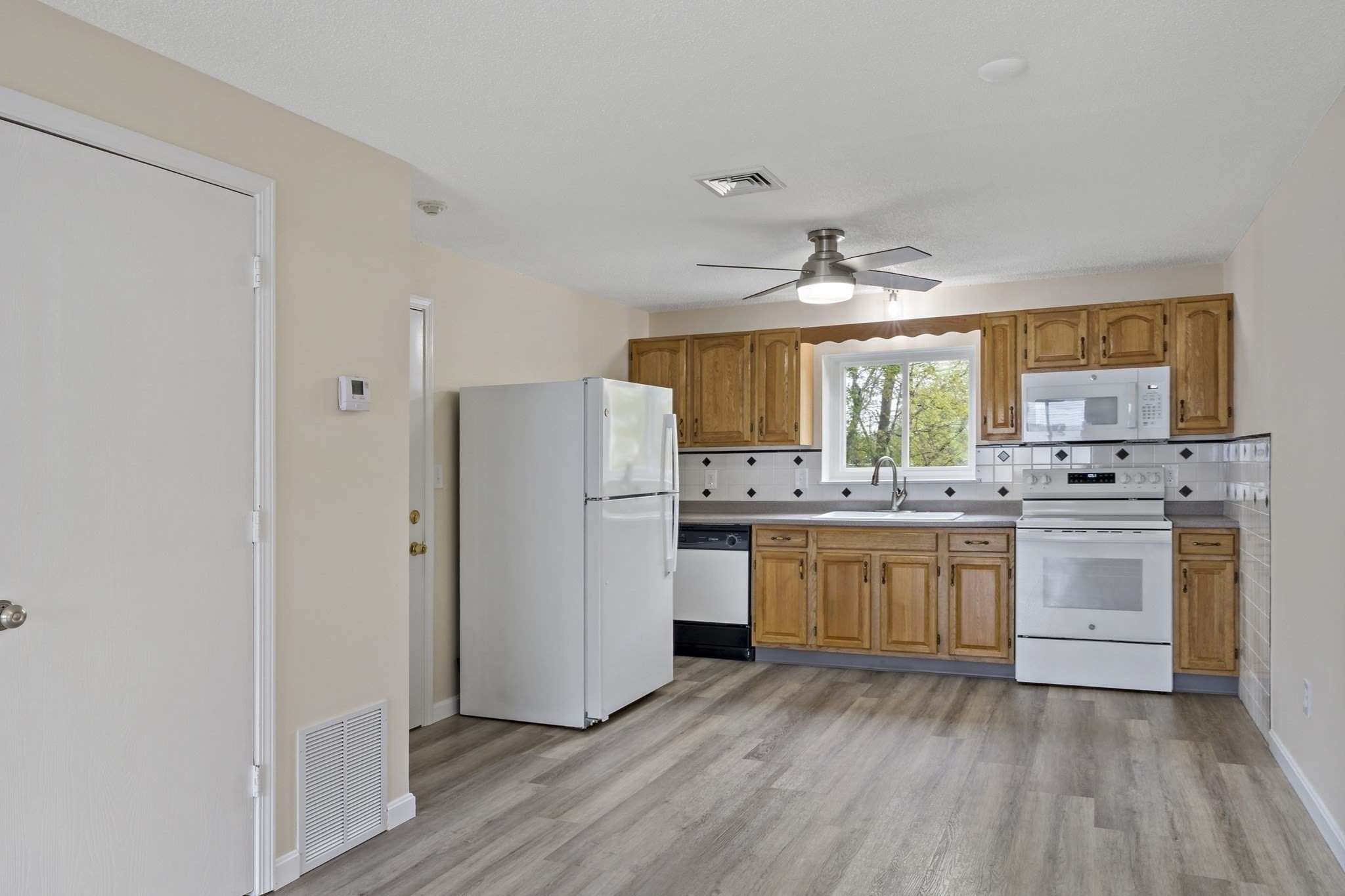 5455 N Main St # 4d Property Photo 5