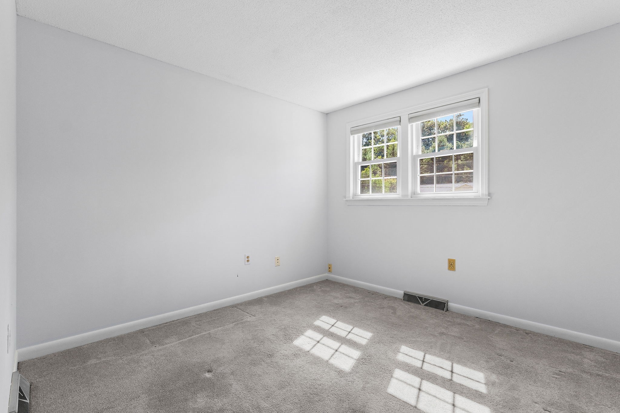 8 Roaen Dr Property Photo 14