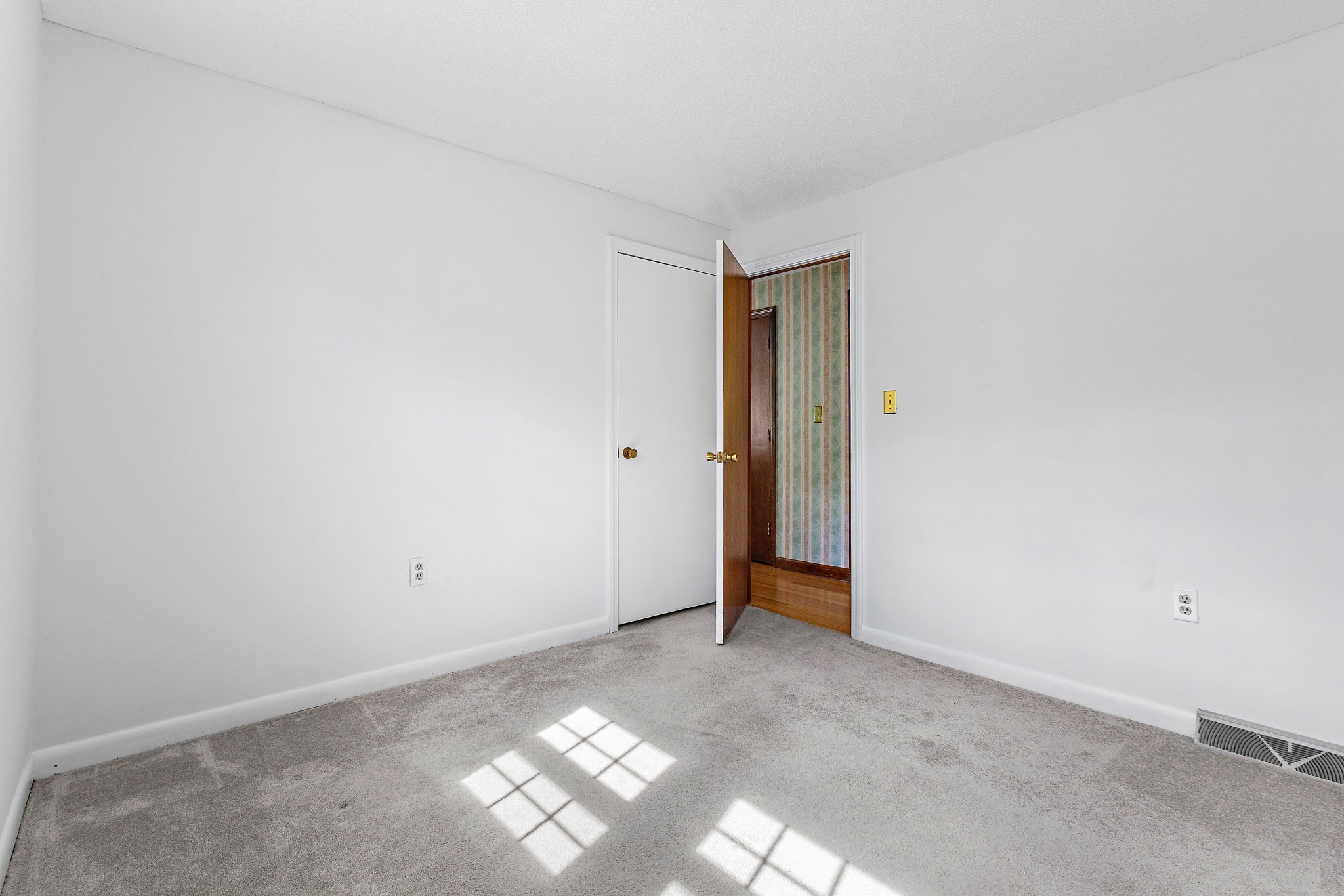 8 Roaen Dr Property Photo 15