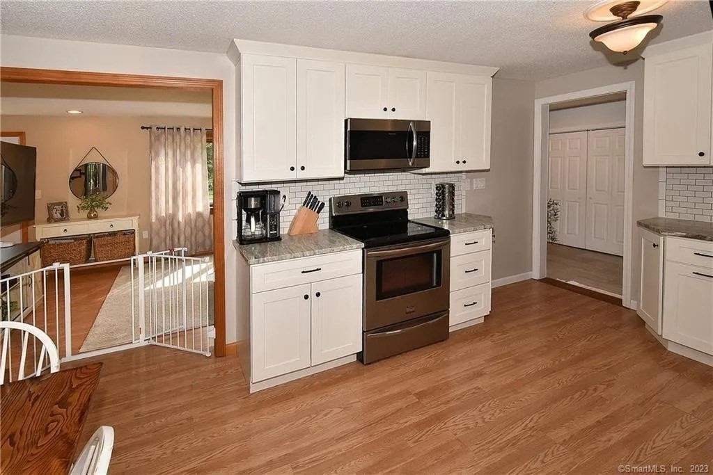 281 Abbe Rd Property Photo 4