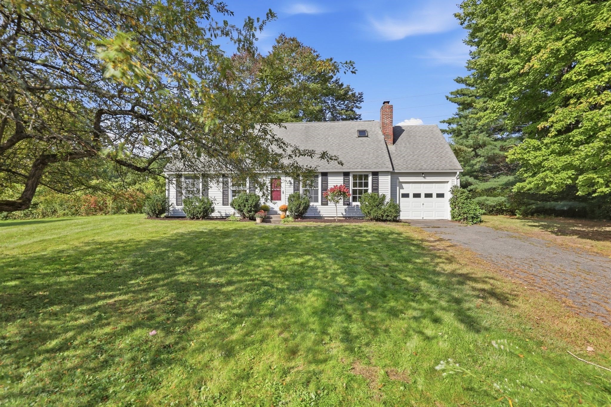 15 Surrey Ln Property Photo 1