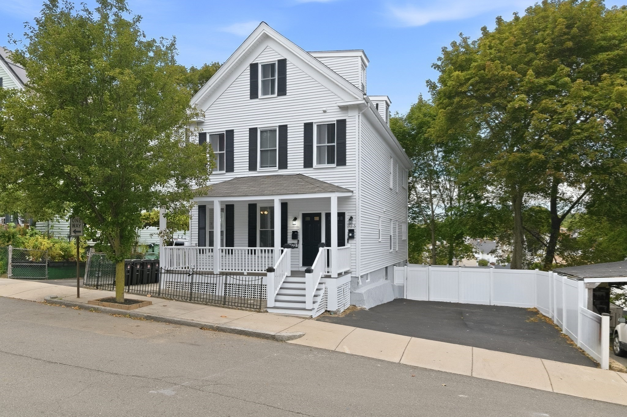 323 Bainbridge St Property Photo 1